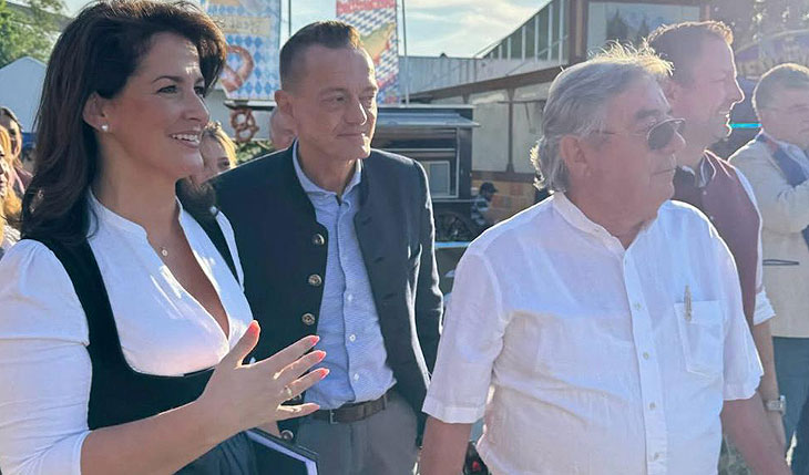 Am 19.05.2025 war Landwirtschaftsministerin Michaela Kaniber zu Gast in Schrobenhausen, hier auf dem Weg ins im Festzelt mit MdL Karl Straub und  Spargelpapst Josef Pöckl (©Foto: Krammer) 
